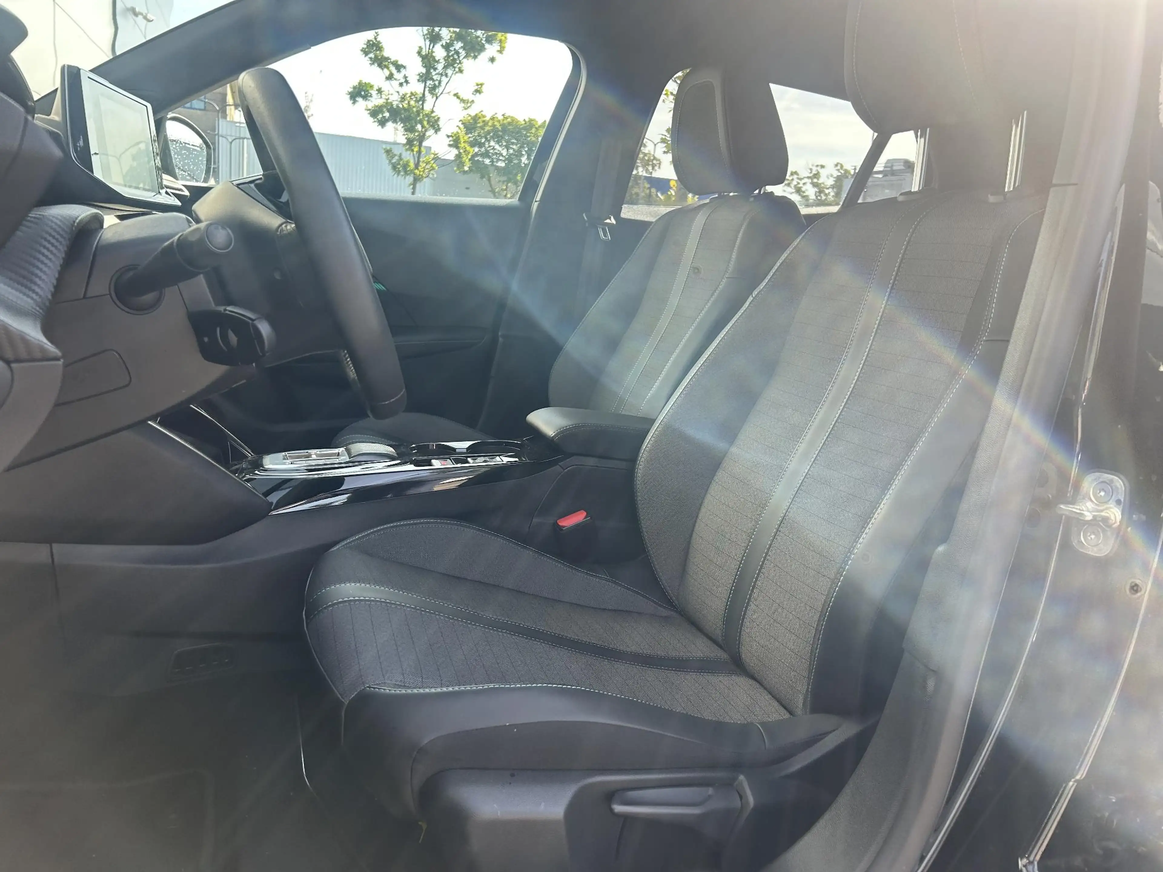 Peugeot e-2008 EV Allure 50 kWh — photo 13