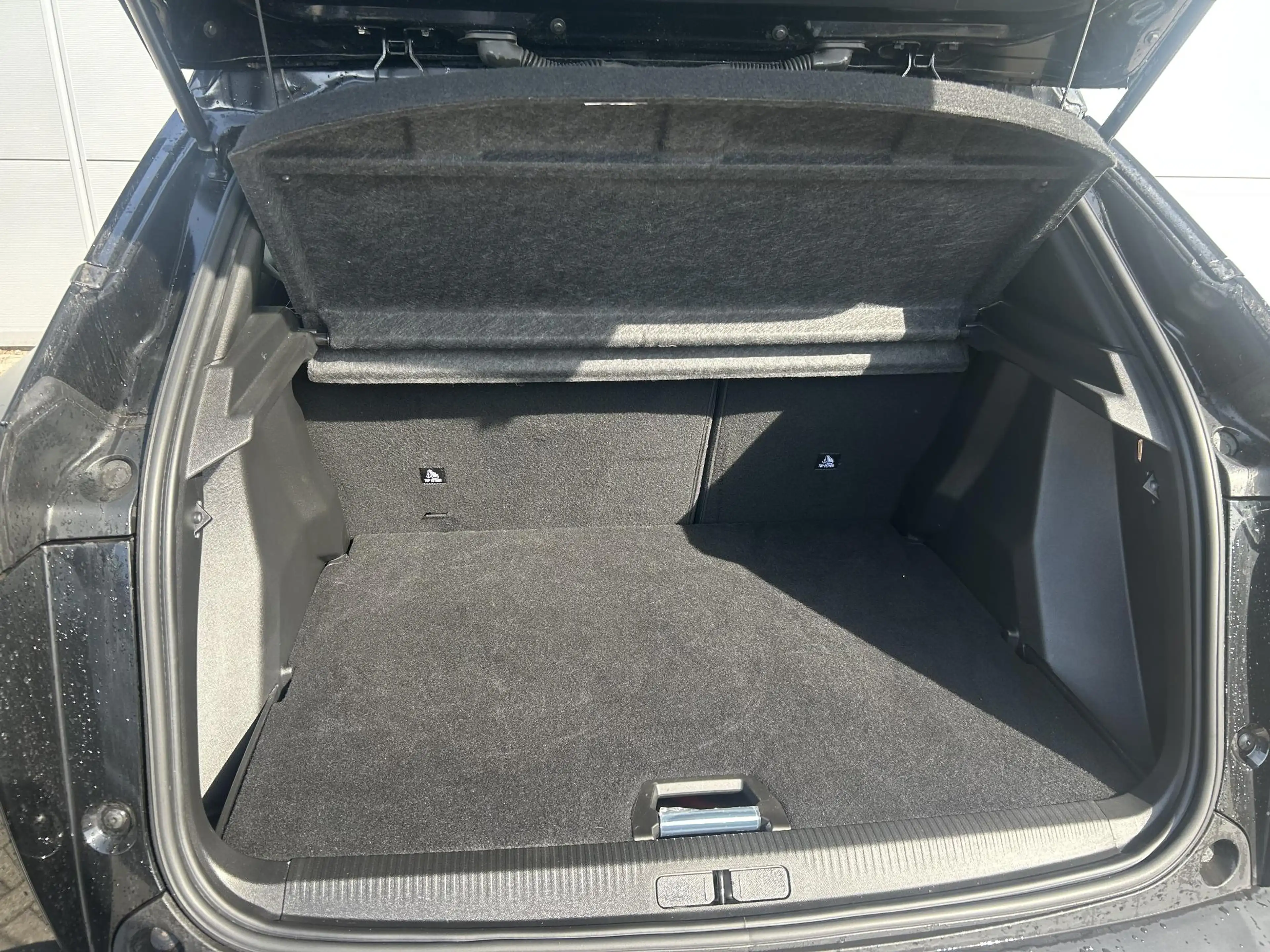 Peugeot e-2008 EV Allure 50 kWh — photo 10
