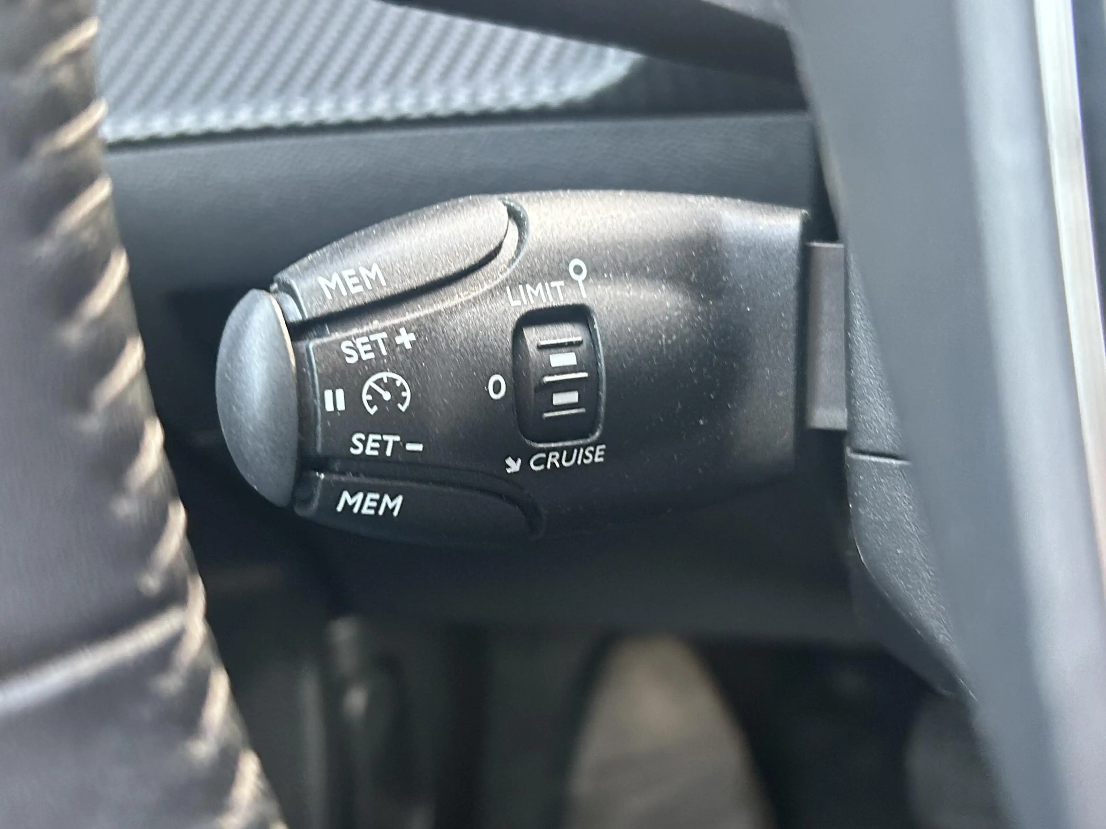 Peugeot e-2008 EV Allure 50 kWh — photo 15
