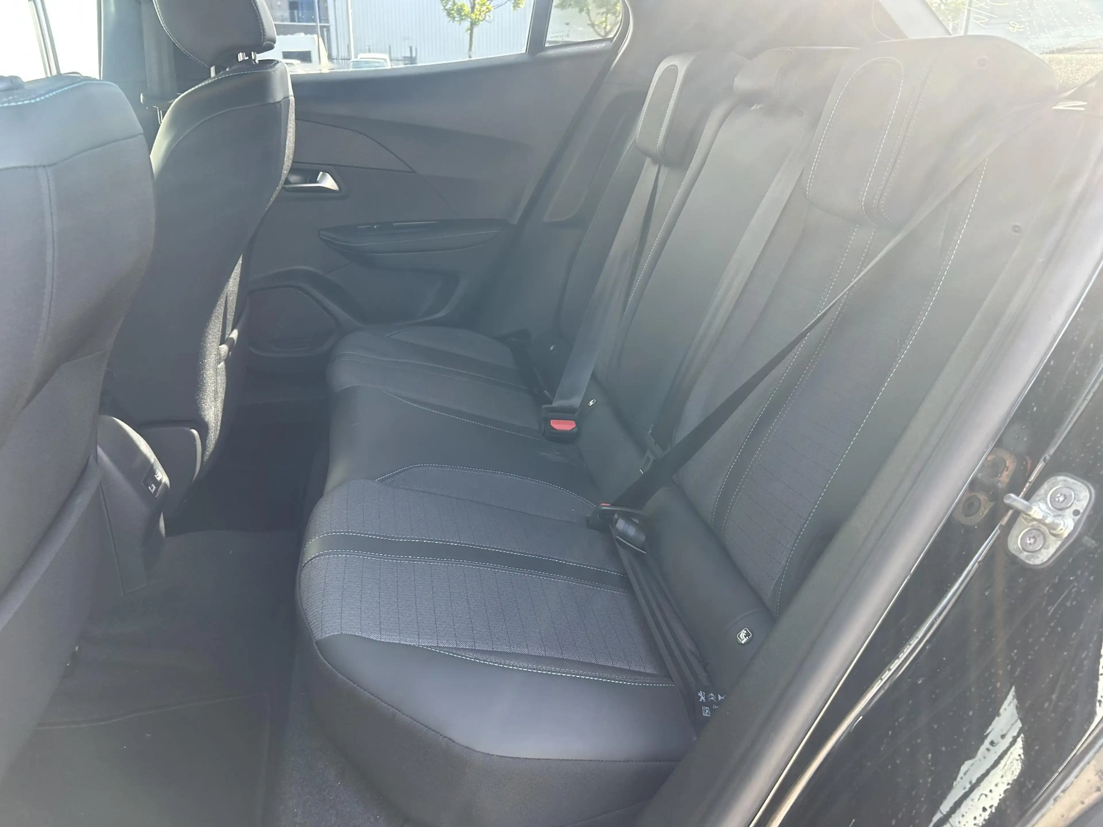 Peugeot e-2008 EV Allure 50 kWh — photo 12