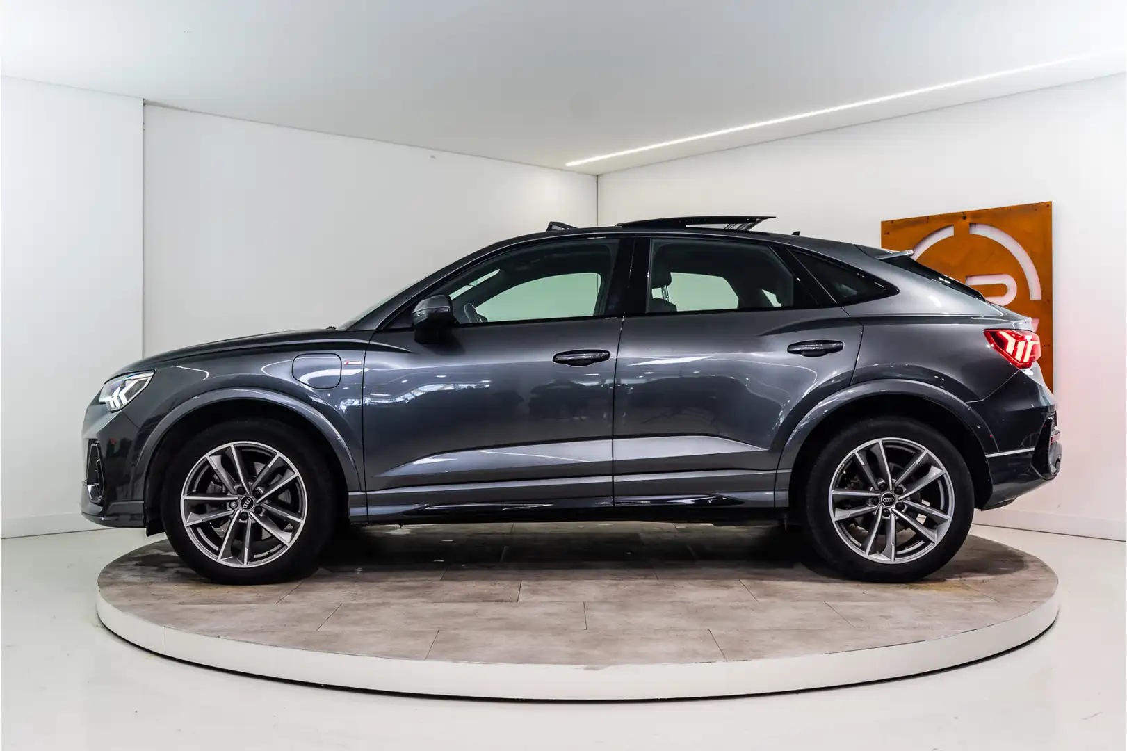 Audi Q3 Sportback 45 TFSI e 2x S-Line 245PK | Pano | Virtu Grijs - 2