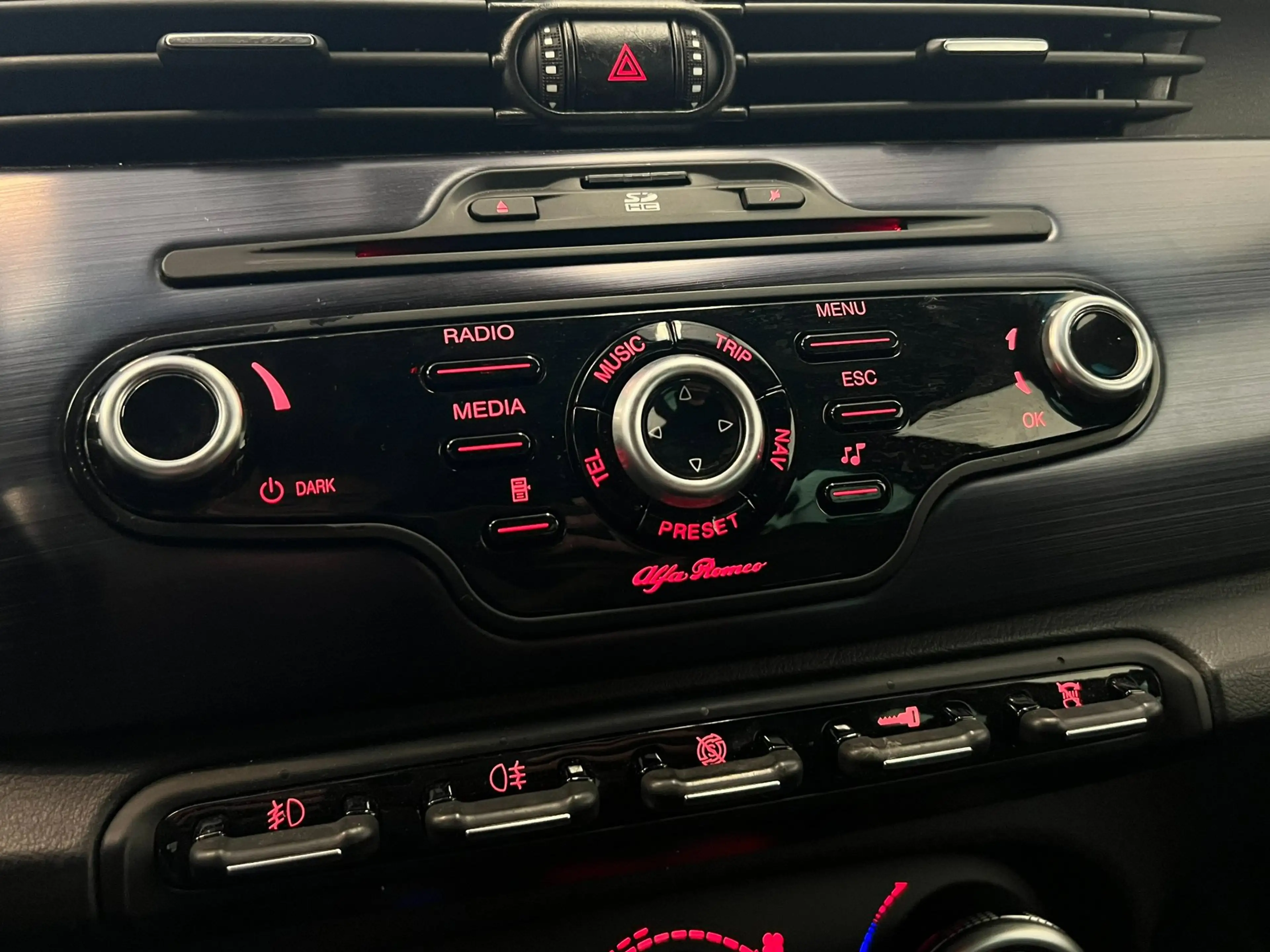 Alfa Romeo Giulietta 1.4 T Distinctive / Bose / Xenon / Leder / NL-auto — photo 14