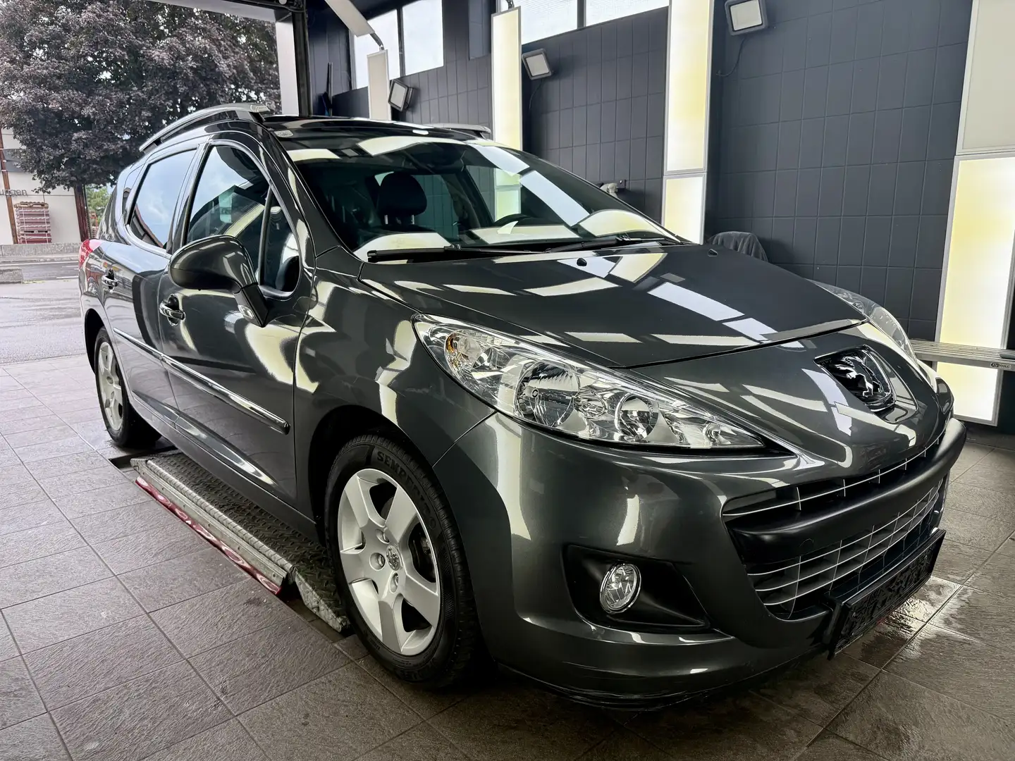 Peugeot 207 Allure 1,6 HDi 95 FAP Grau - 2