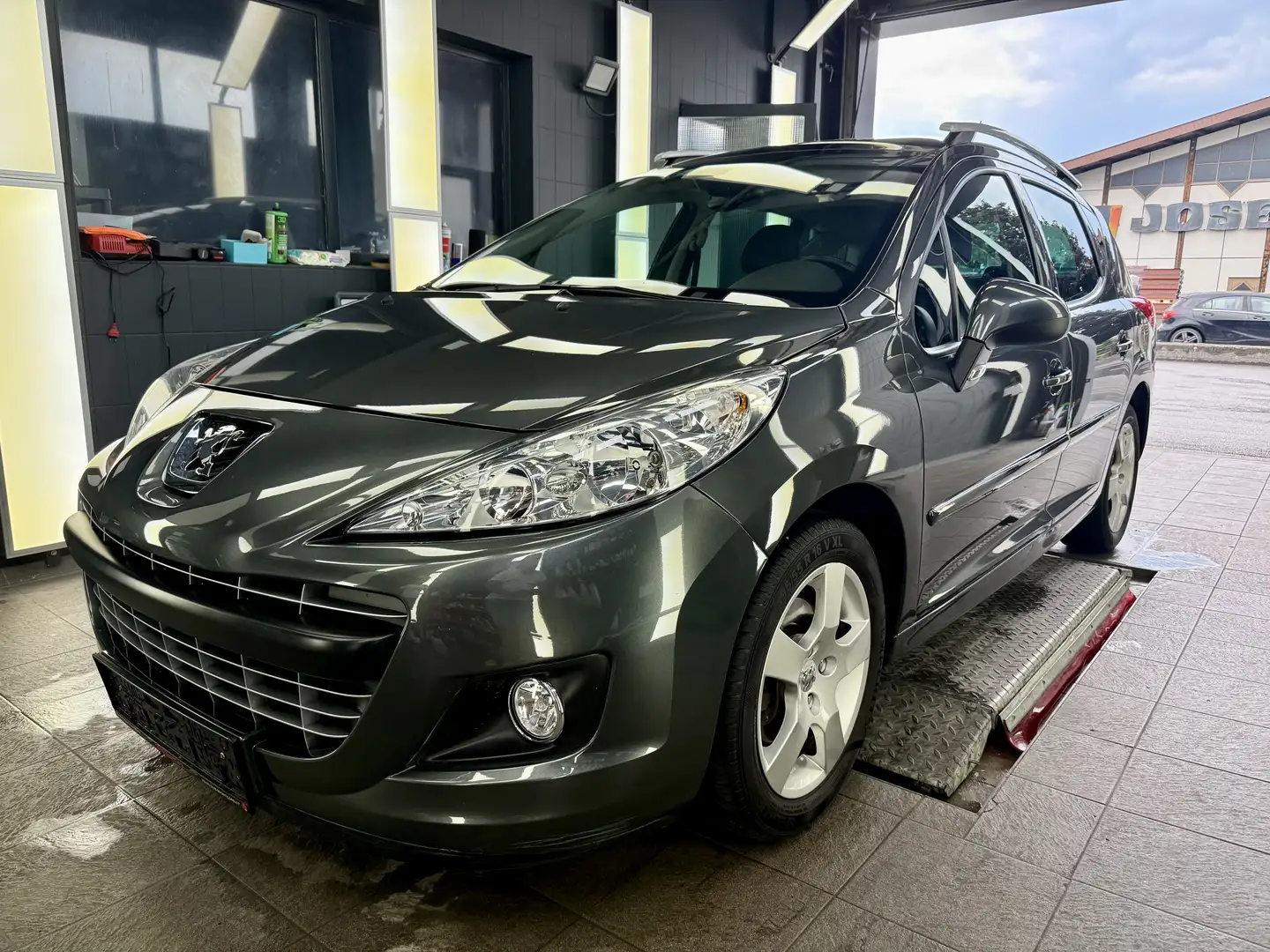 Peugeot 207 Allure 1,6 HDi 95 FAP Grau - 1