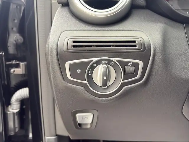 Mercedes-Benz 220 view 24