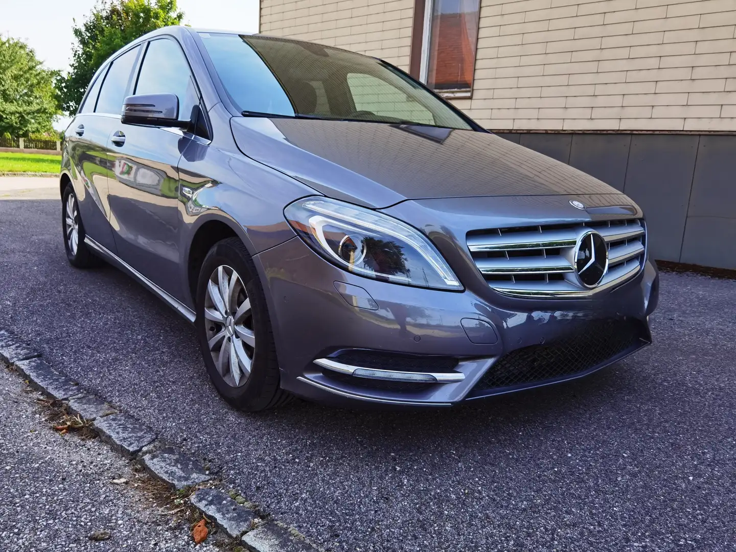 Mercedes-Benz B 180 B 180 CDI BlueEfficiency DPF Aut. Grau - 2