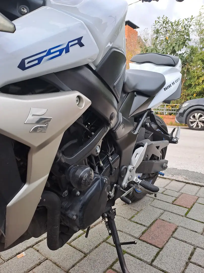 Suzuki GSR 750 Fehér - 2