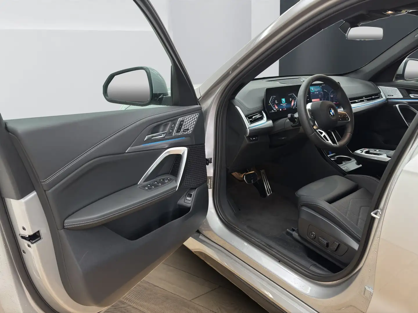 BMW X1 sDrive20i [M Sport, AHK, ACC, RFK, Sitze elektr.] Silber - 2