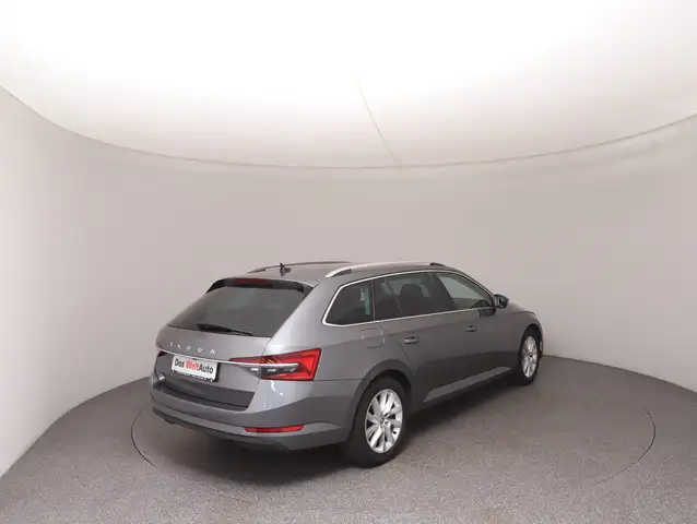 Skoda Superb view 4