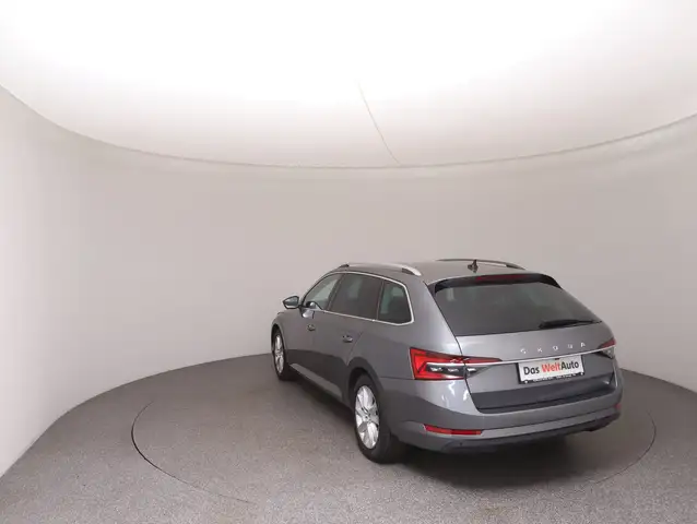 Skoda Superb view 5