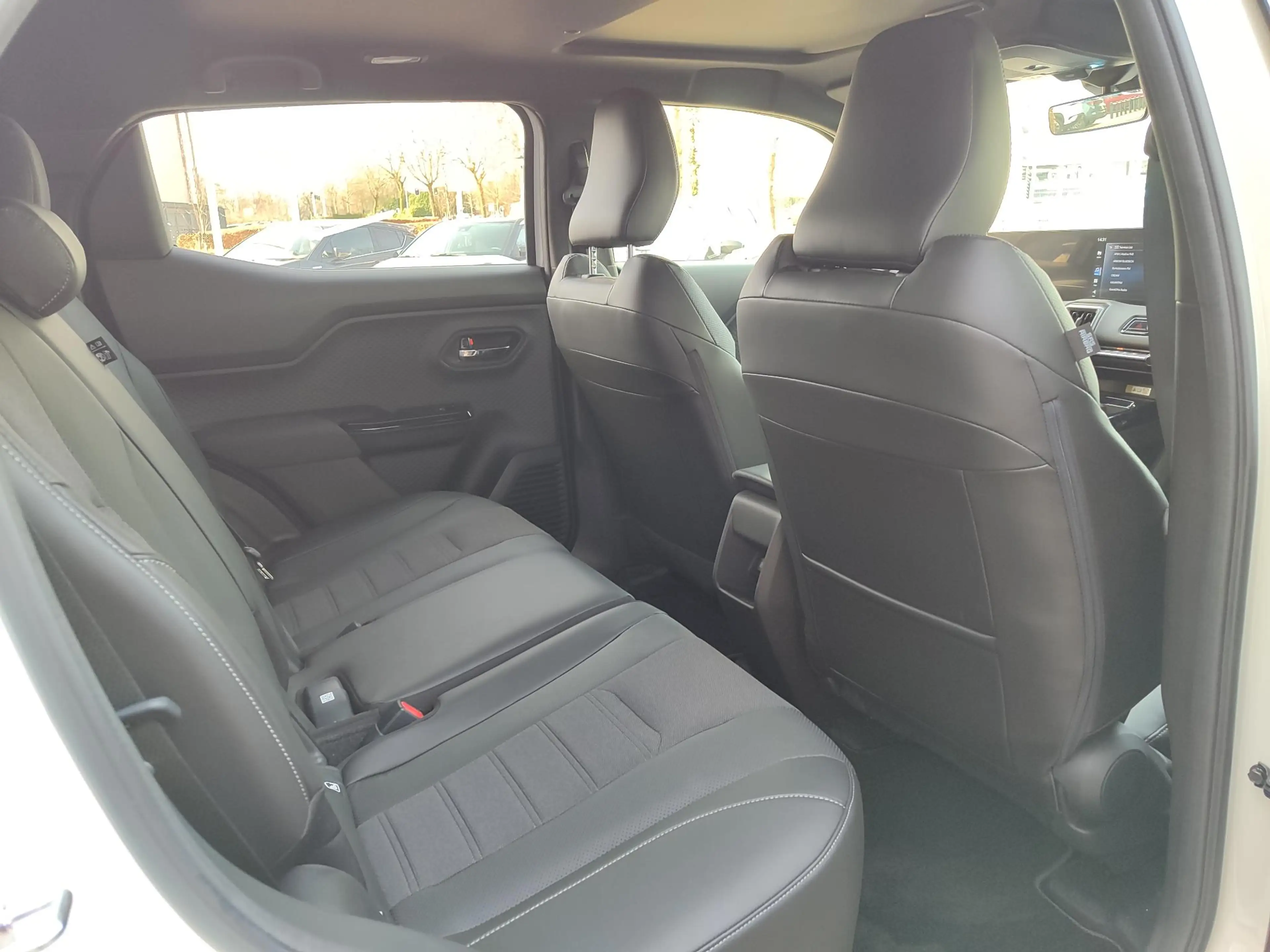 Toyota Urban Cruiser EXECUTIVE 61KWH PANODAK JBL-AUDIO 360°CAMERA 19"LM — photo 29