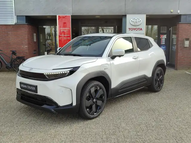 Toyota Urban Cruiser EXECUTIVE 61KWH PANODAK JBL-AUDIO 360°CAMERA 19"LM