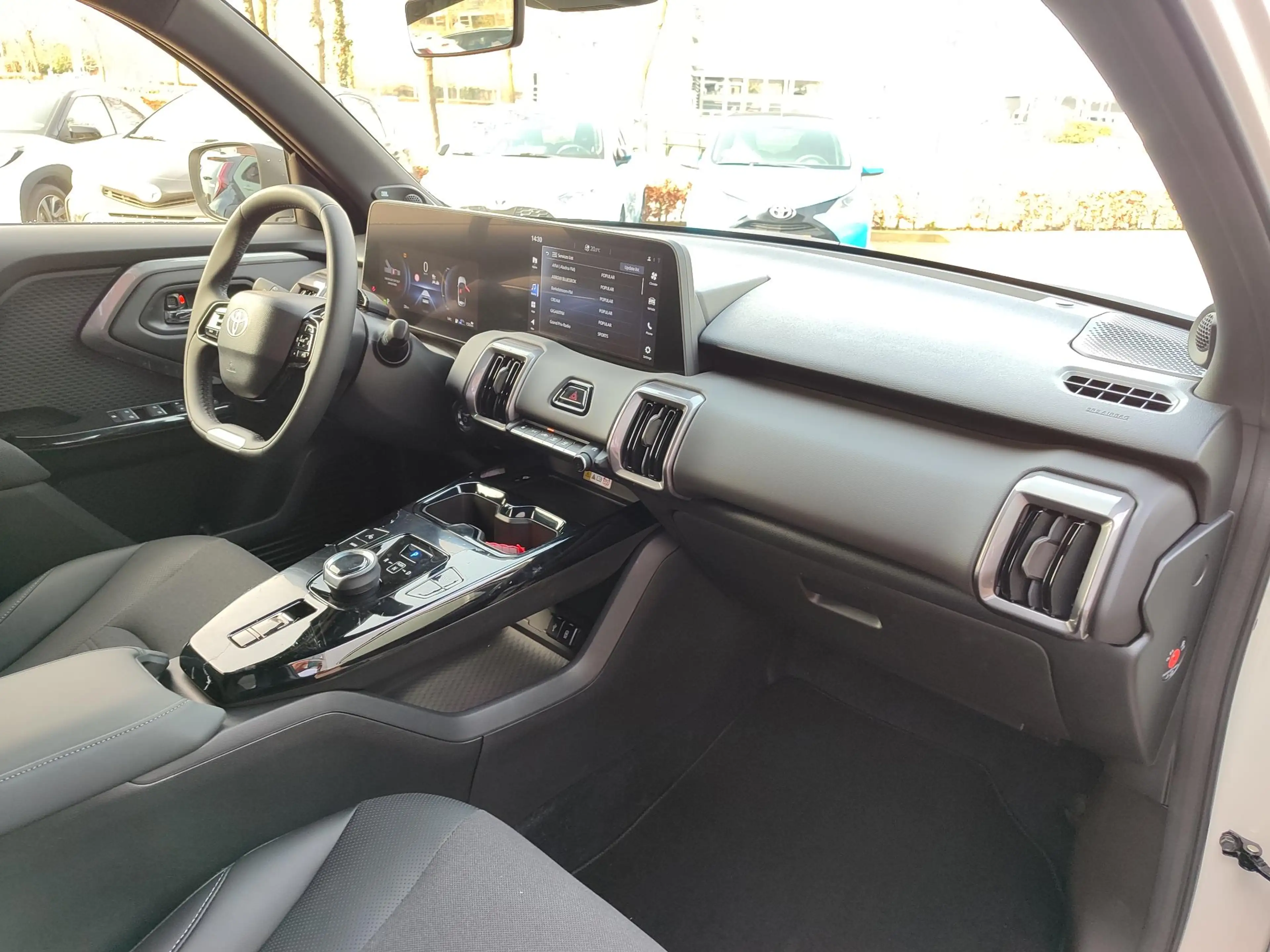Toyota Urban Cruiser EXECUTIVE 61KWH PANODAK JBL-AUDIO 360°CAMERA 19"LM — photo 4