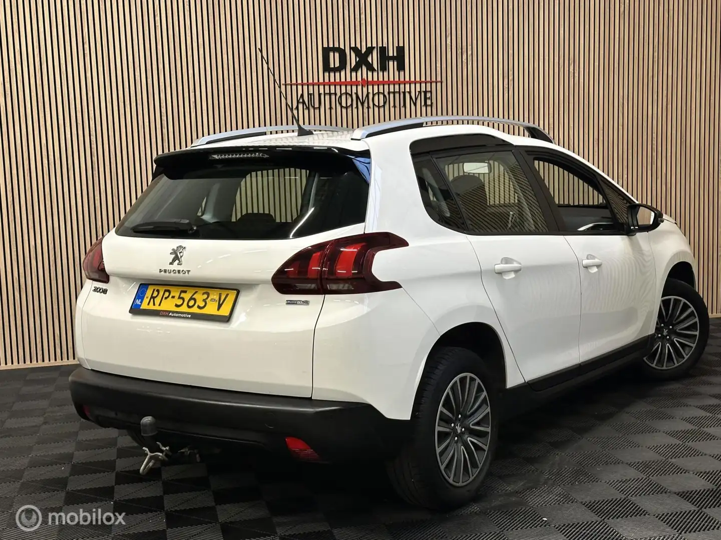 Peugeot 2008 1.2 PureTech Blue Lion 2eEIG NAP CARPLAY TREKHK Wit - 2