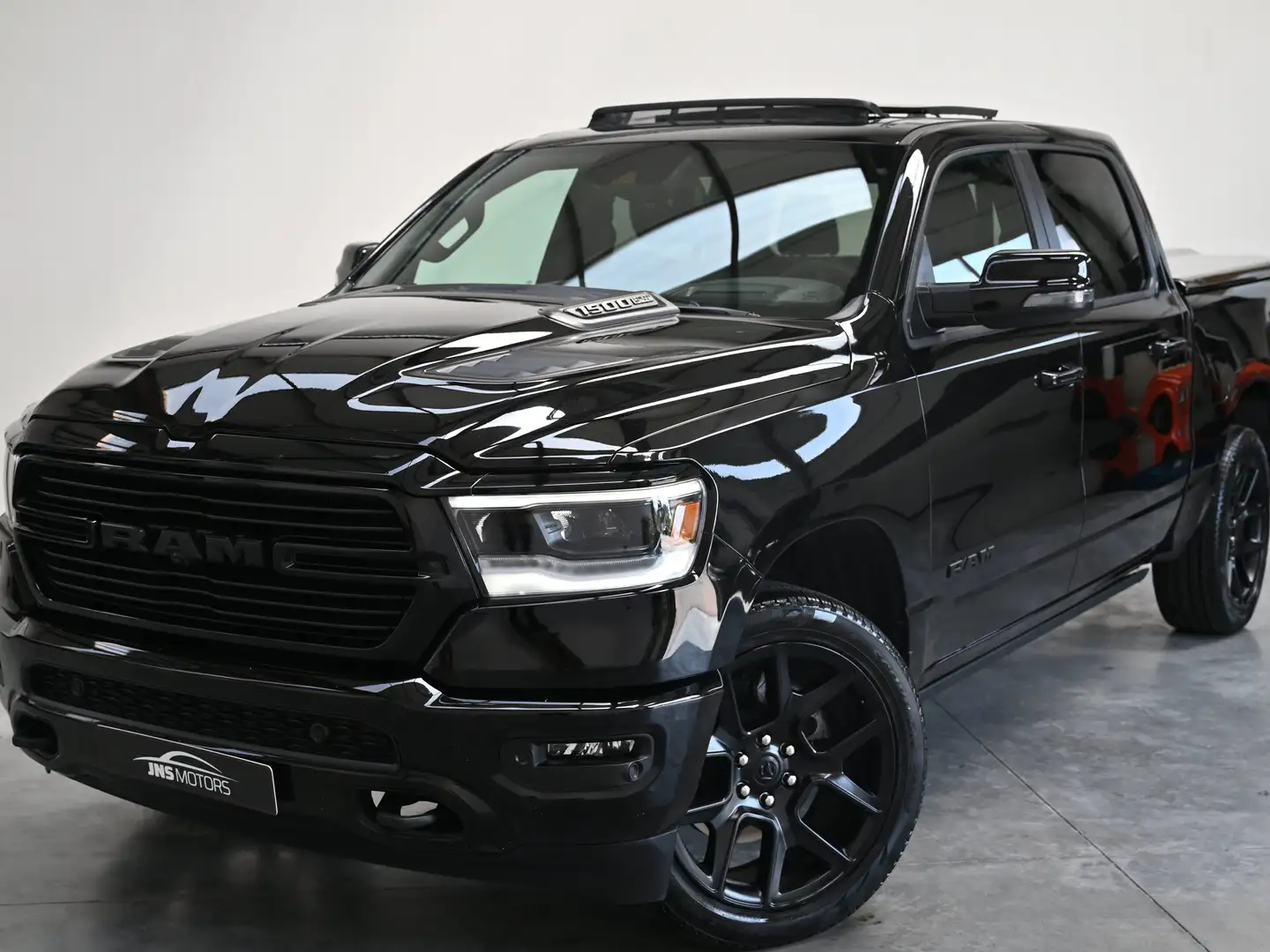 Dodge RAM Laramie Zwart - 1
