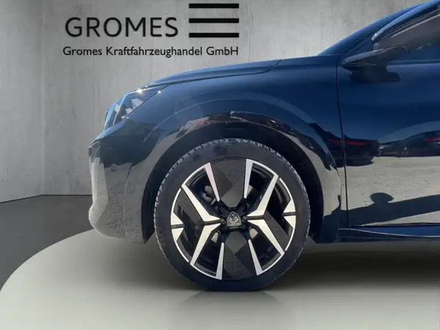 Peugeot 208 view 11
