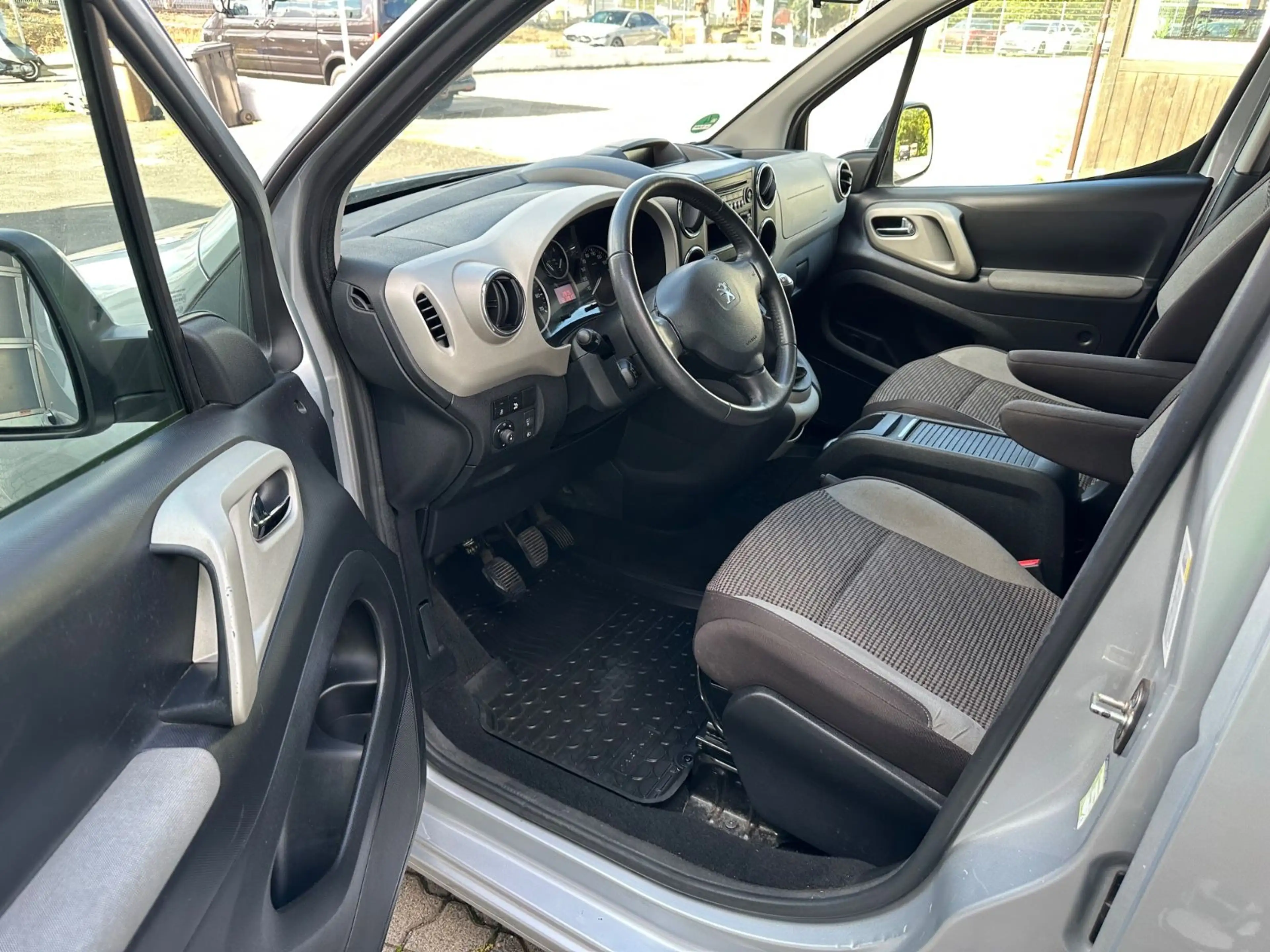 Peugeot Partner Allure  1.6 HDI Klima AHK Tüv Neu — photo 13