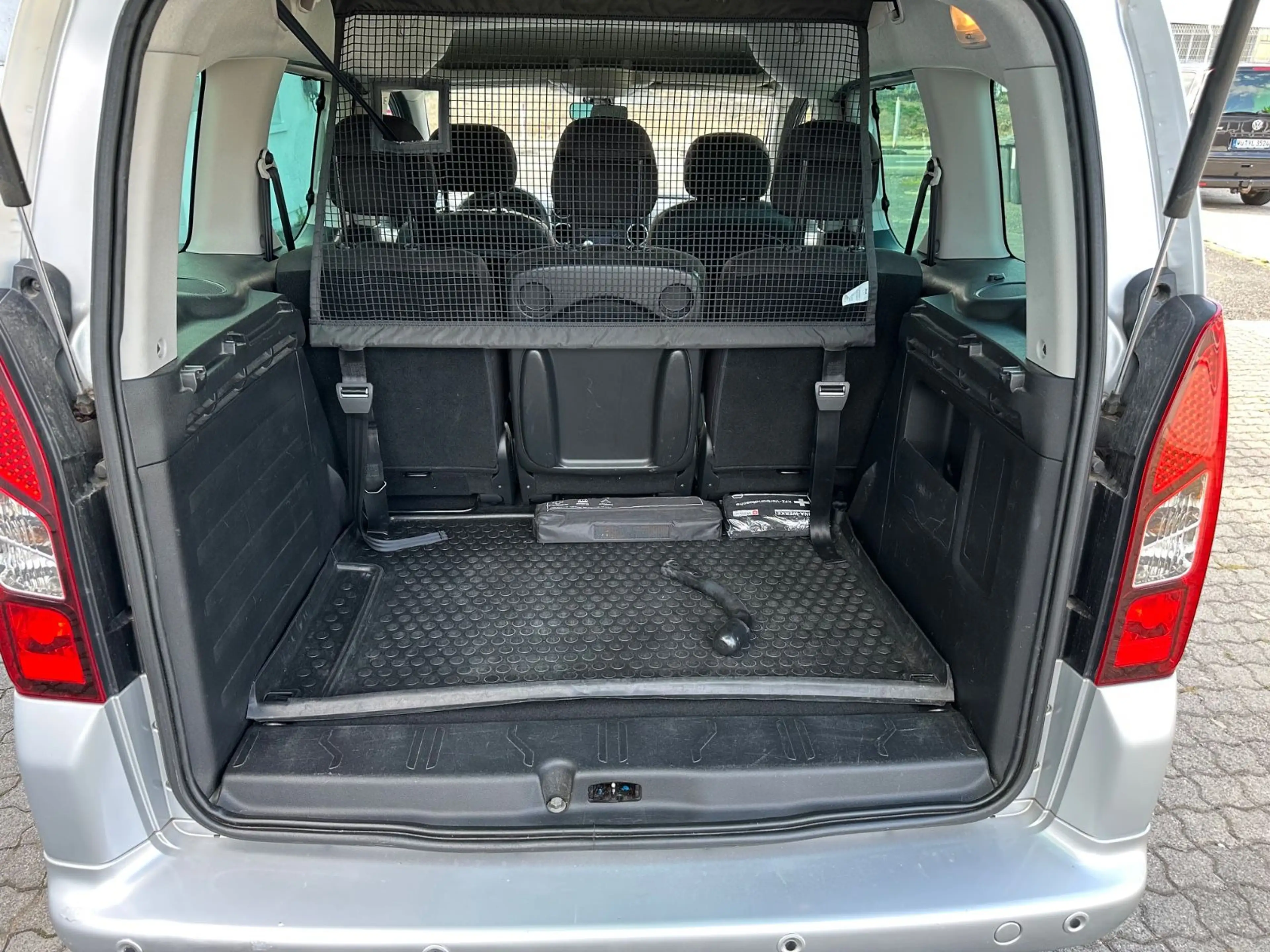 Peugeot Partner Allure  1.6 HDI Klima AHK Tüv Neu — photo 7