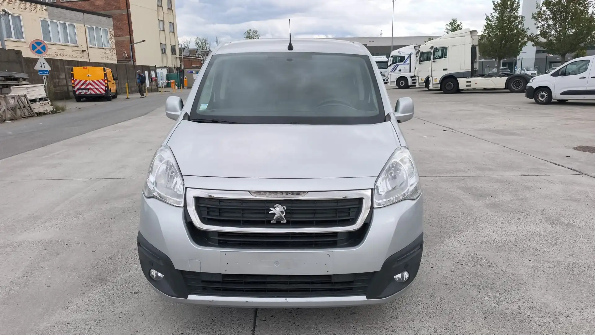 Peugeot Partner 1.6 BlueHDi Automatique Zilver - 1