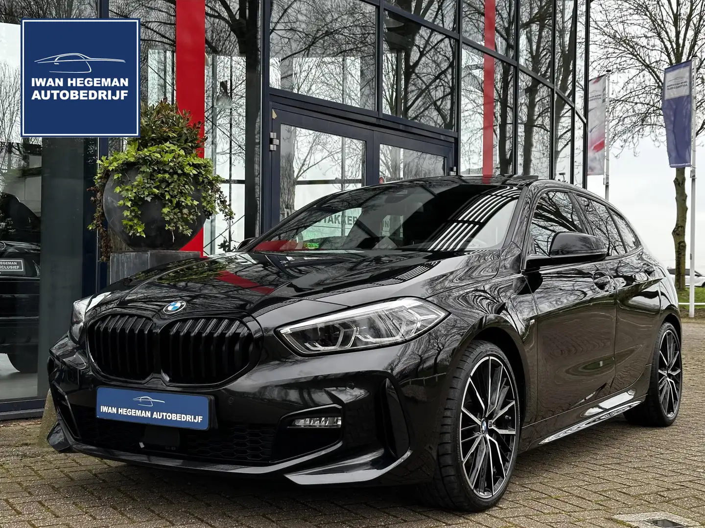 BMW 118 1-serie 118i High Executive AUTOMAAT | M Pakket | Negro - 1