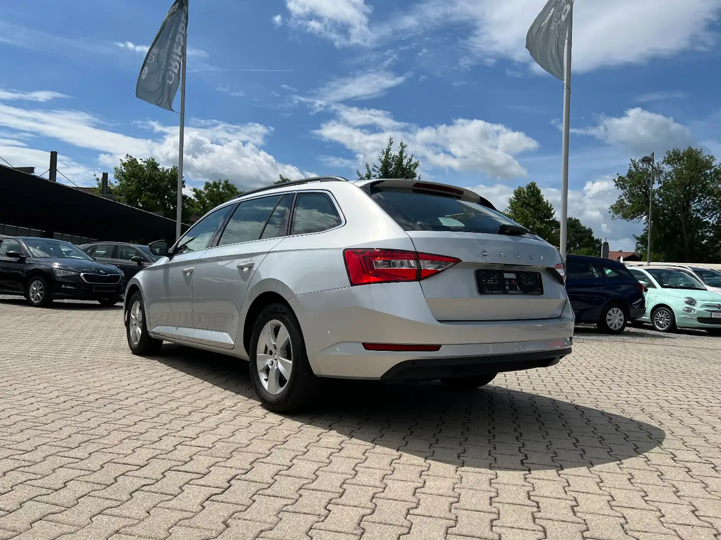Skoda Superb Combi 2.0 TDI DSG Ambition *LED Navi DAB+* Silber - 2