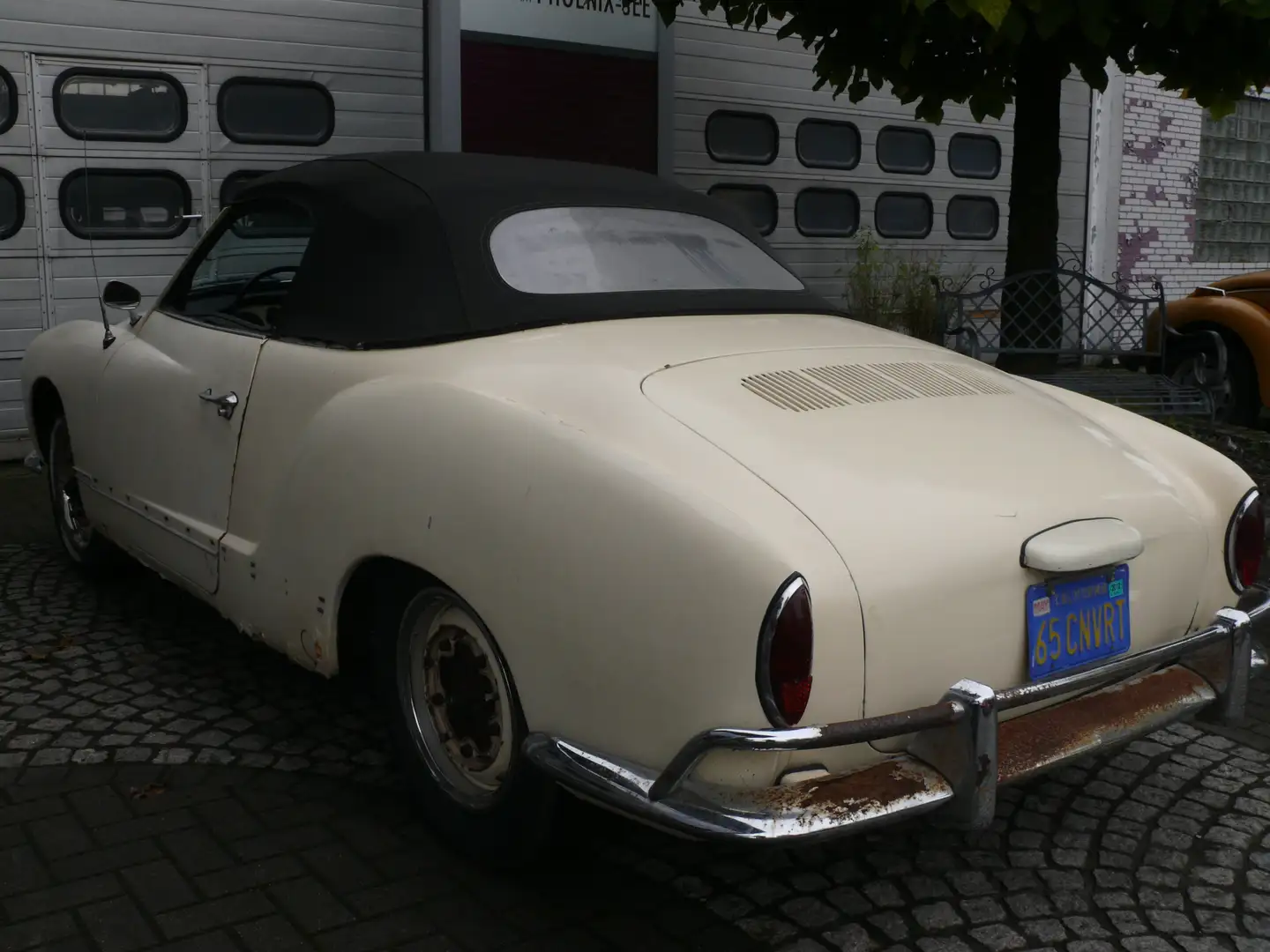 Volkswagen Karmann Ghia Cabriolet mit kleinen Rückleuchten bež - 2