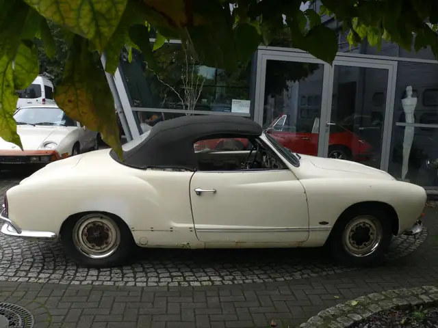 Volkswagen Karmann Ghia Cabriolet mit kleinen Rückleuchten