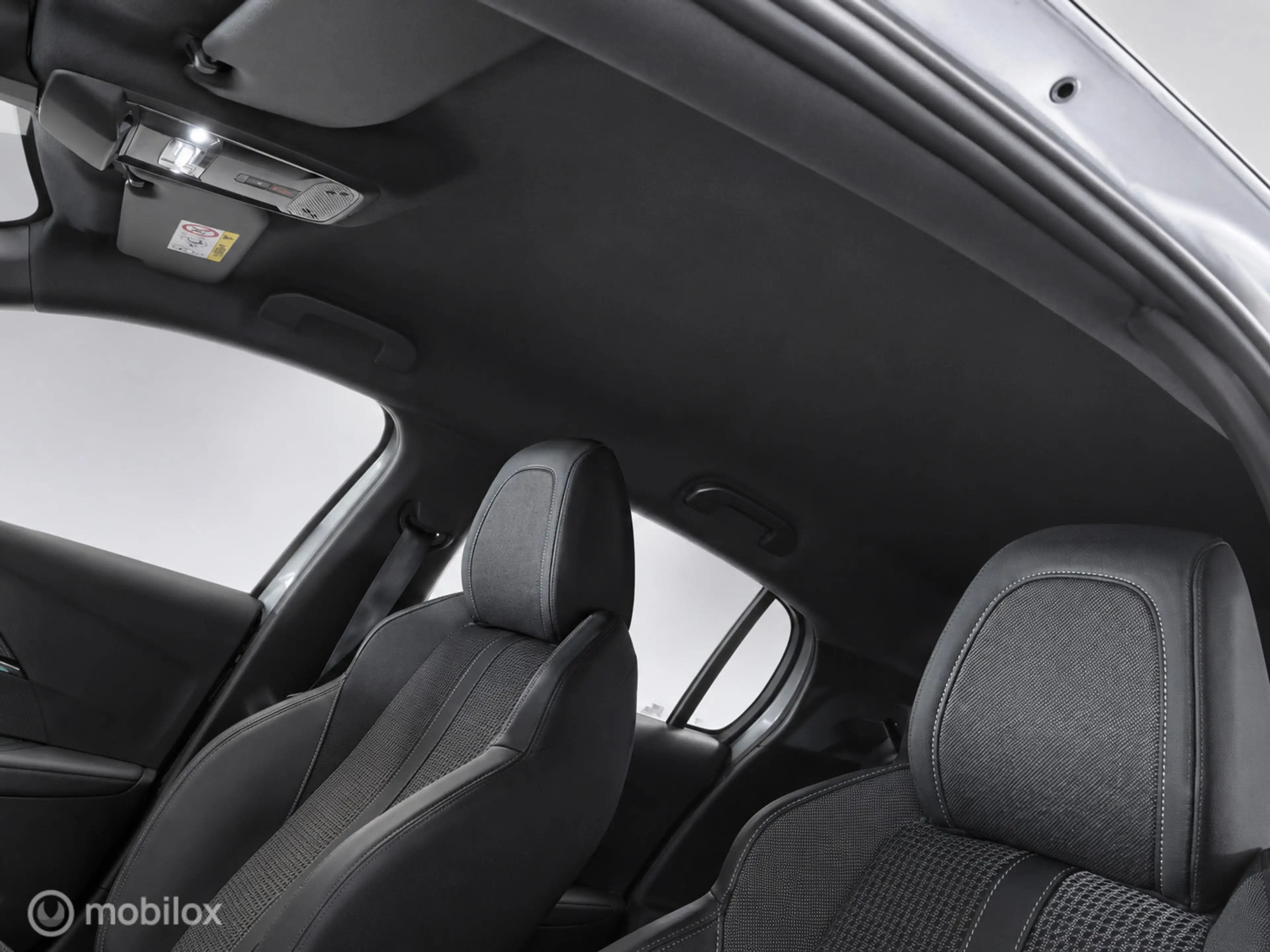 Peugeot e-208 EV GT 350 50 kWh KEYLES | CARPLAY | LED — photo 15