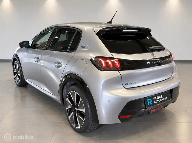 Peugeot e-208 view 3