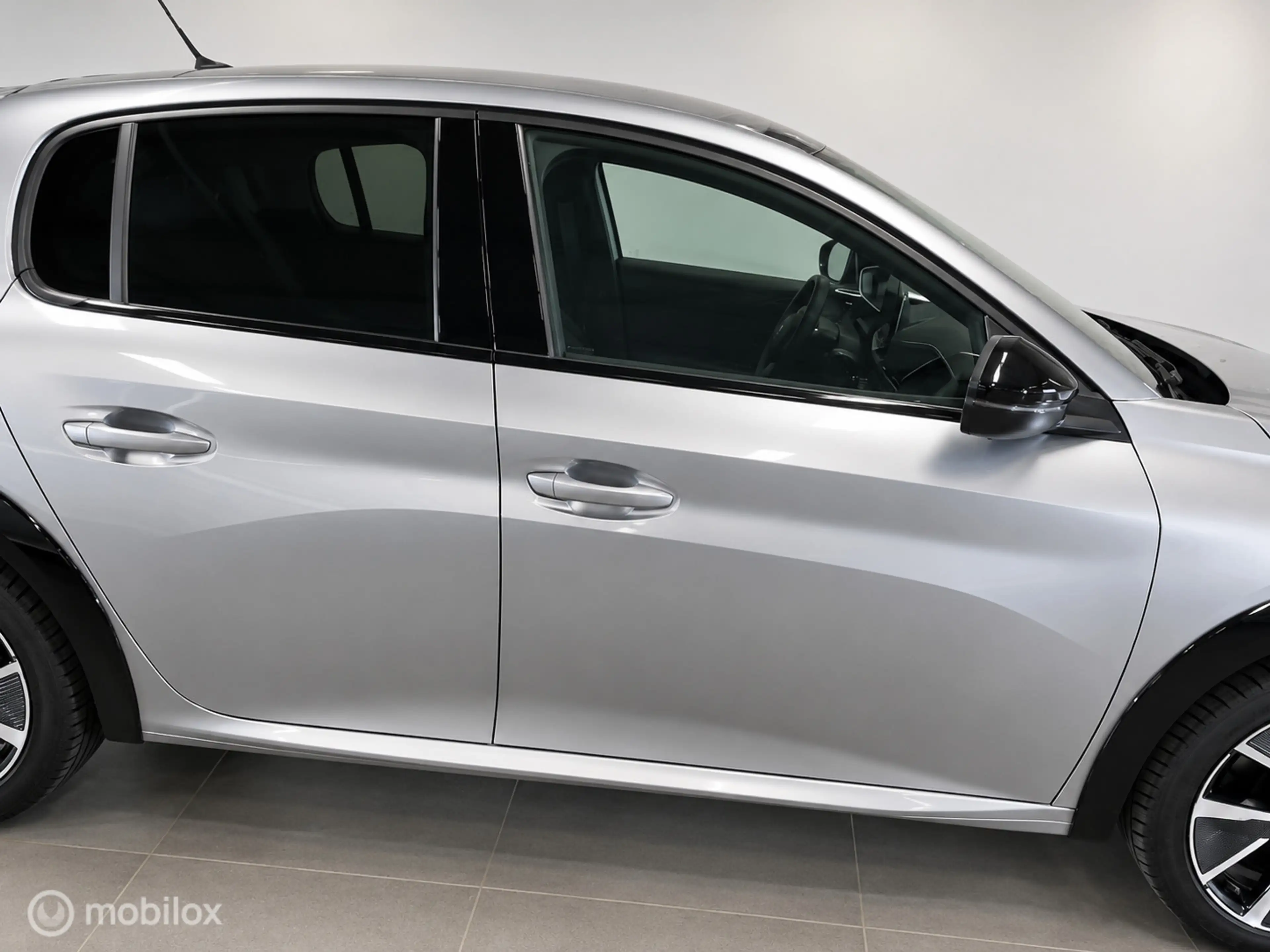 Peugeot e-208 EV GT 350 50 kWh KEYLES | CARPLAY | LED — photo 9