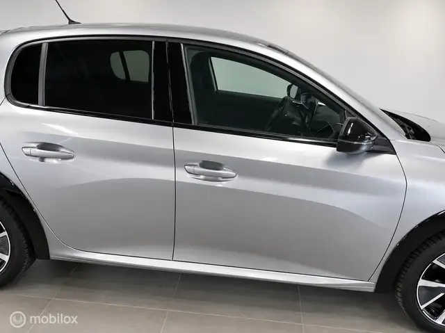 Peugeot e-208 view 9