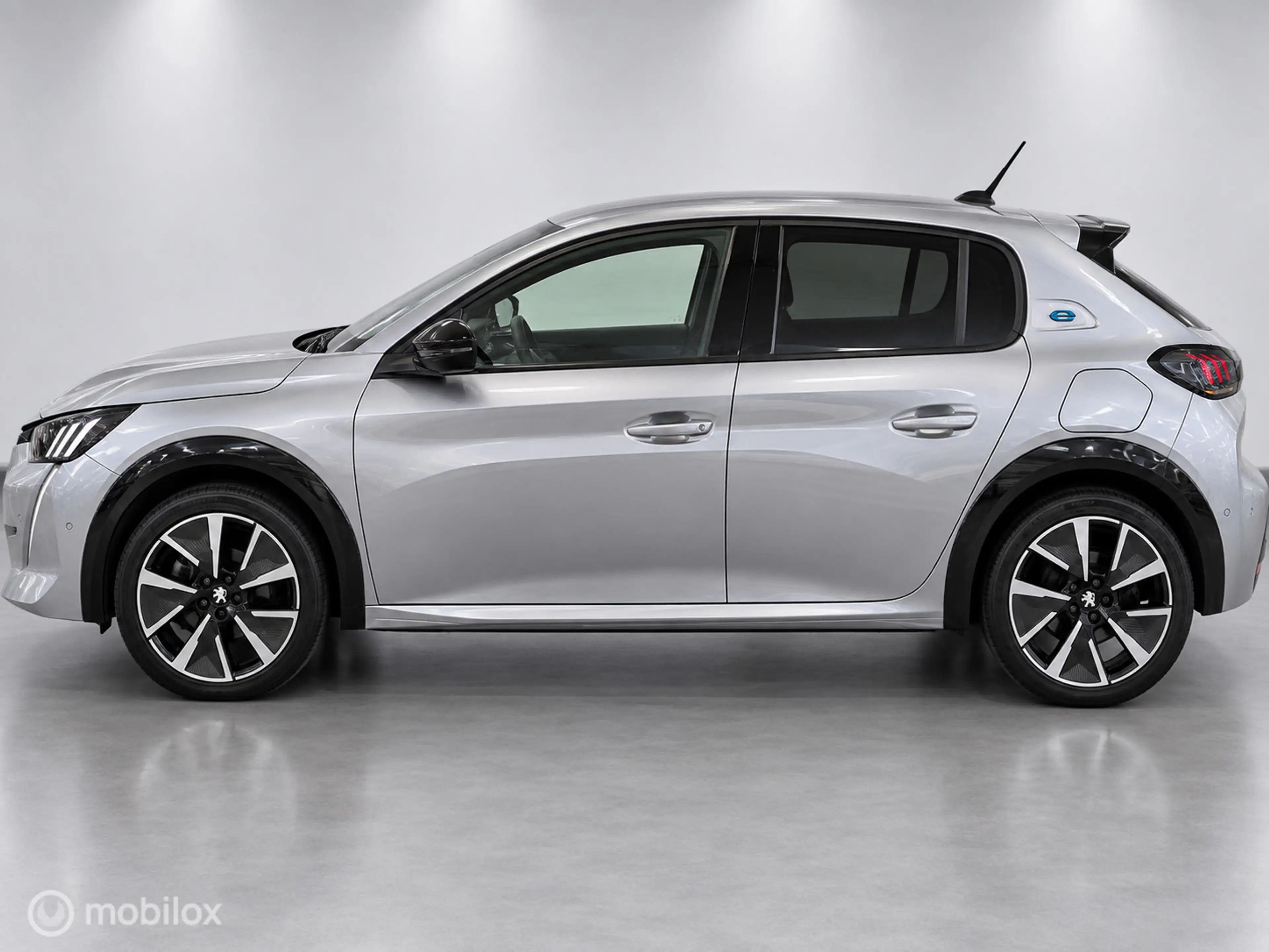 Peugeot e-208 EV GT 350 50 kWh KEYLES | CARPLAY | LED — photo 7