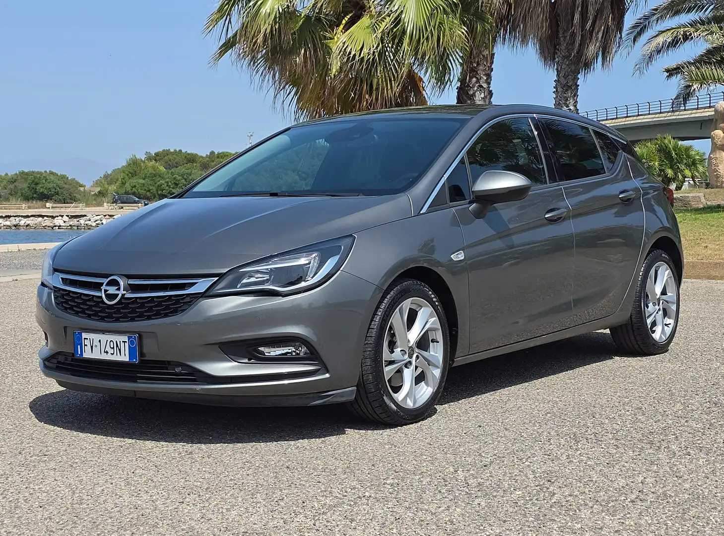Opel Astra Astra 5p 1.6 cdti Innovation s Gris - 1