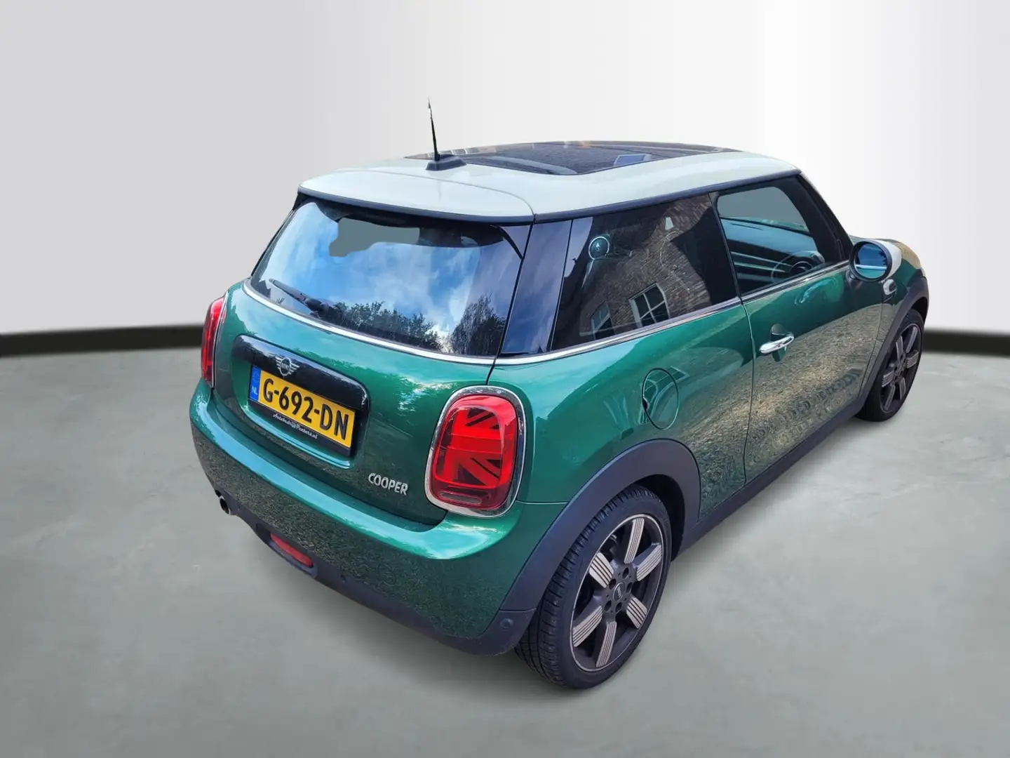 MINI Cooper Mini 1.5 136pk Pepper / Navigatie / Panoramadak / Vert - 2