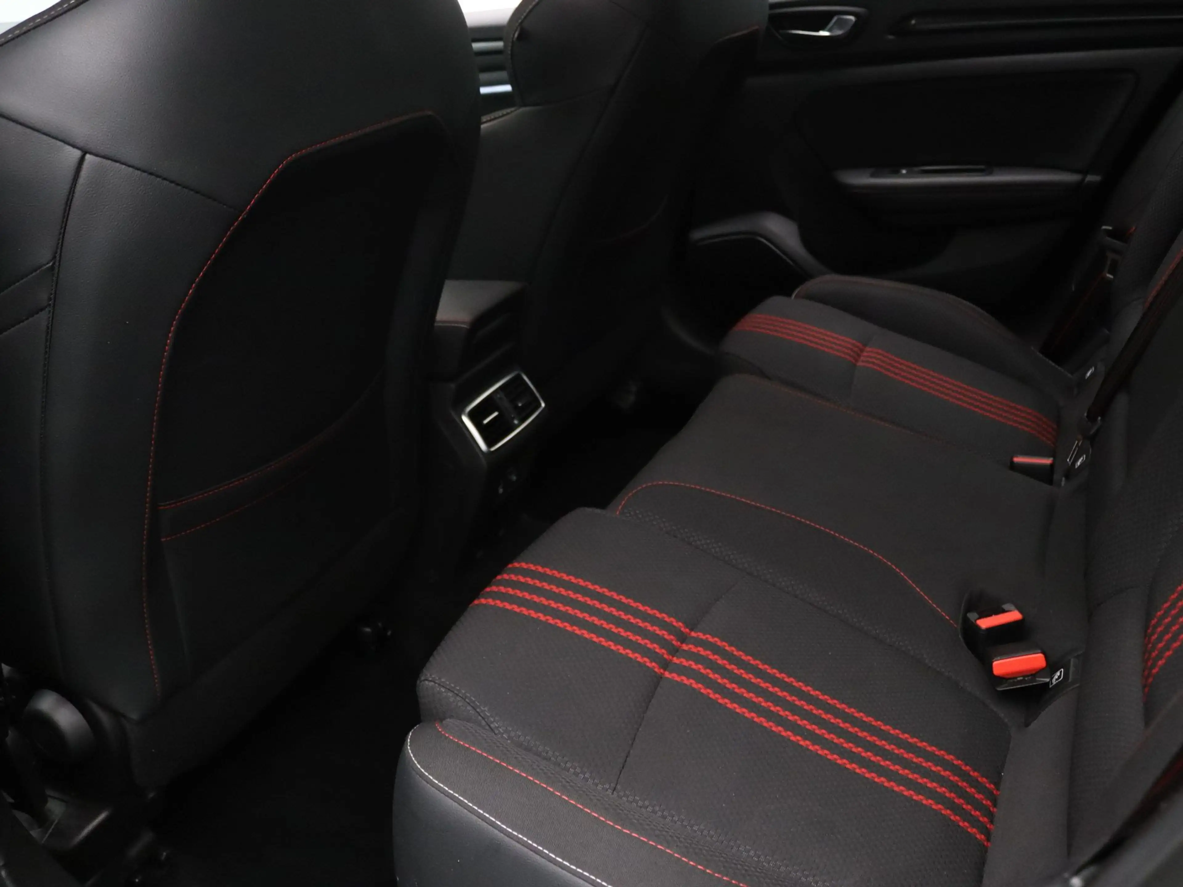 Renault Megane Estate TCe 160PK R.S. Line EDC/Automaat 1700kg Tre — photo 28