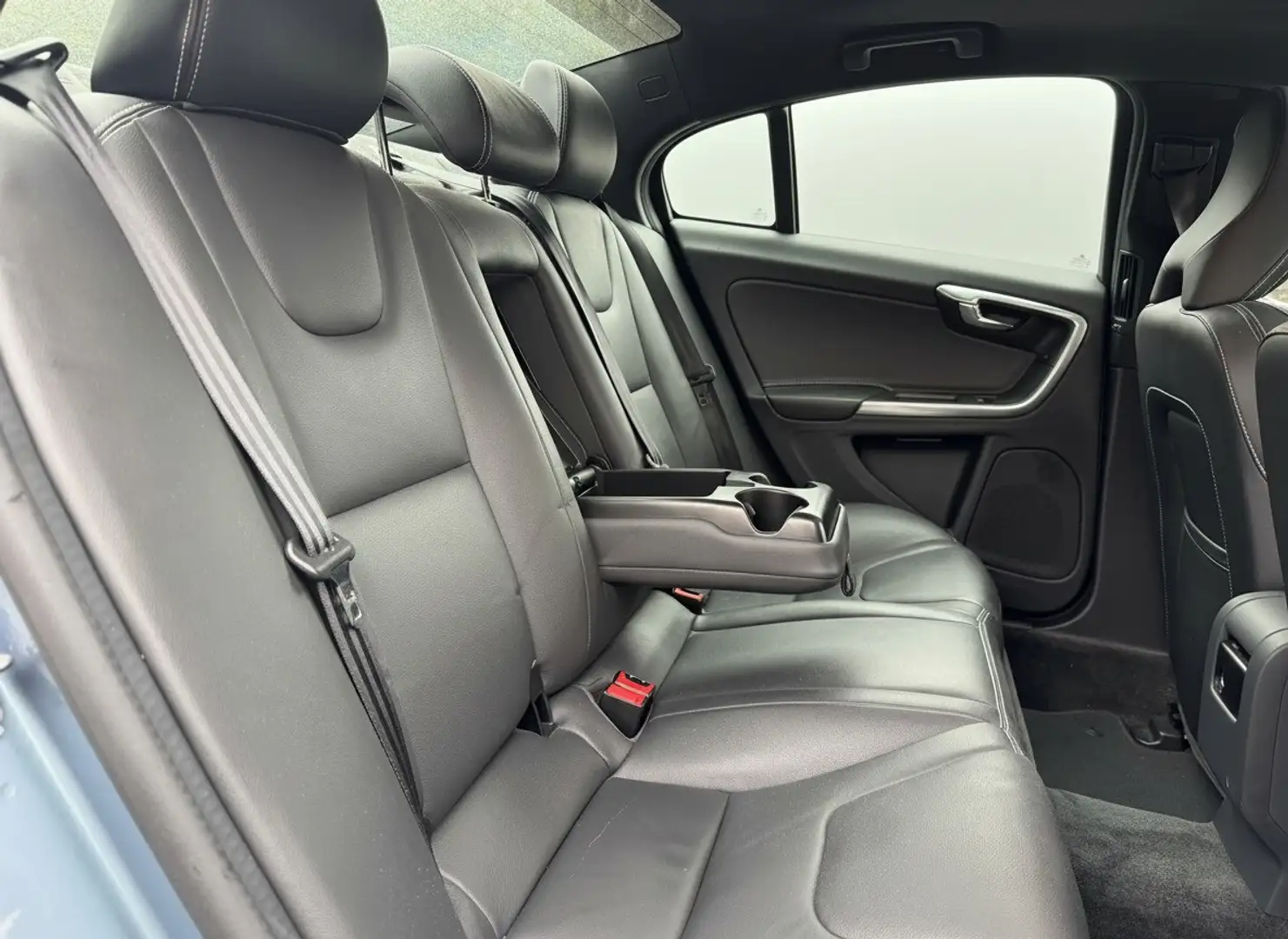 Volvo S60 2.0 T3 Nordic+ Luxury-line, Schuifdak | Leer | Tre Blau - 2