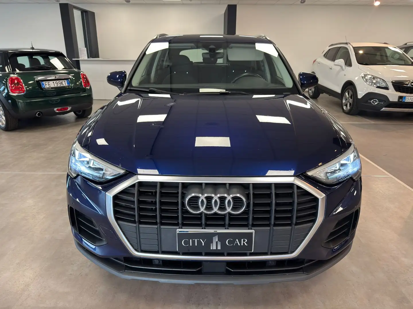 Audi Q3 35 2.0 tdi Business s-tronic Blauw - 2
