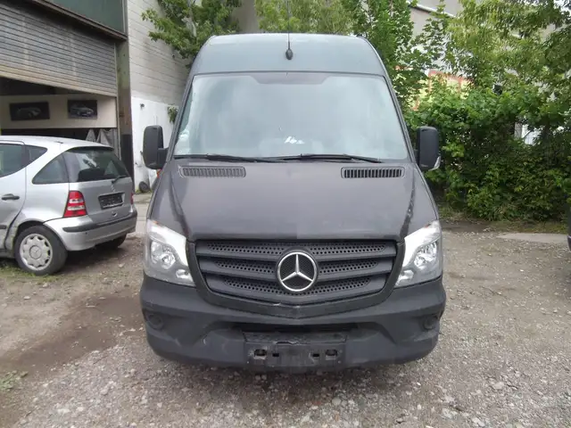 Mercedes-Benz Sprinter view 2