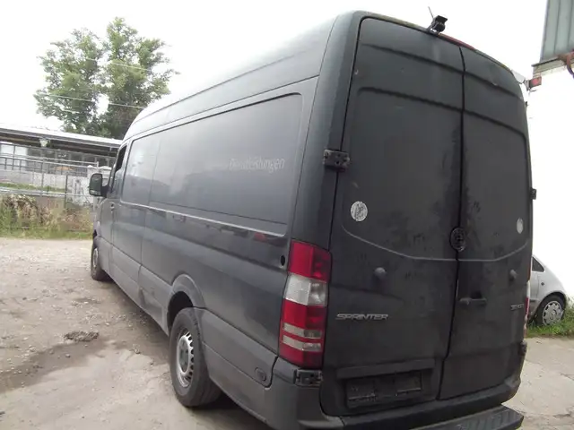 Mercedes-Benz Sprinter view 4