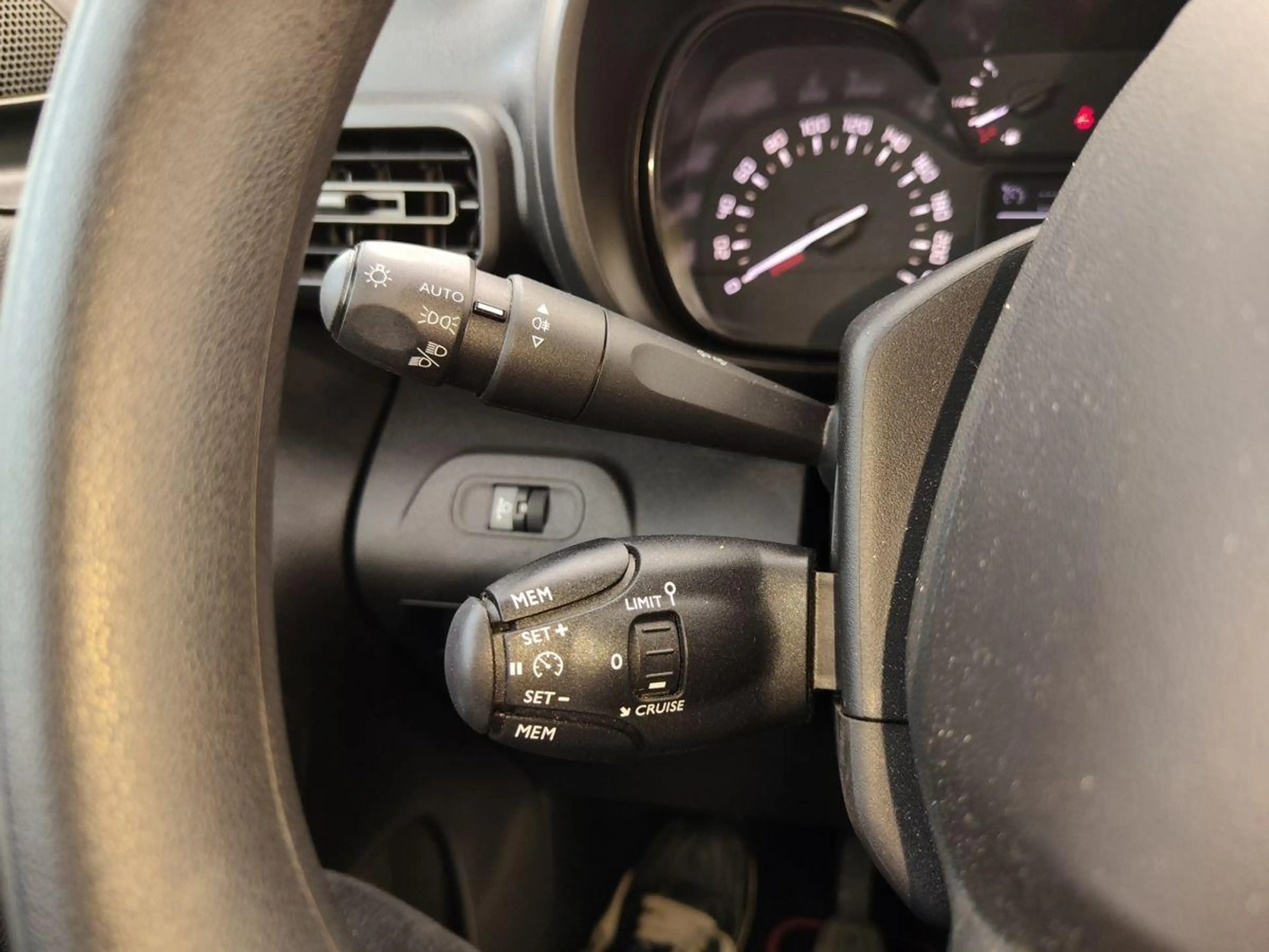 Citroen Berlingo 1.2 12V e-THP / PureTech — photo 10