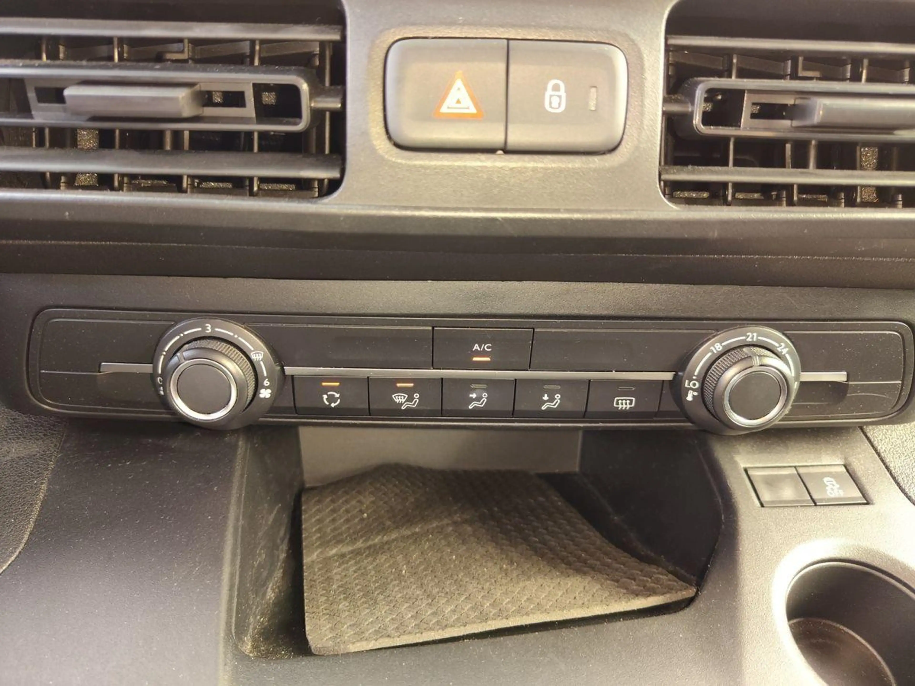 Citroen Berlingo 1.2 12V e-THP / PureTech — photo 13
