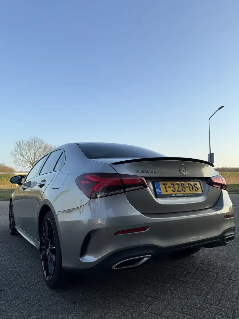 Mercedes-Benz A 250 AMG Line | DISTRONIC+ | PANODAK | E-TREKHAAK Grijs - 1