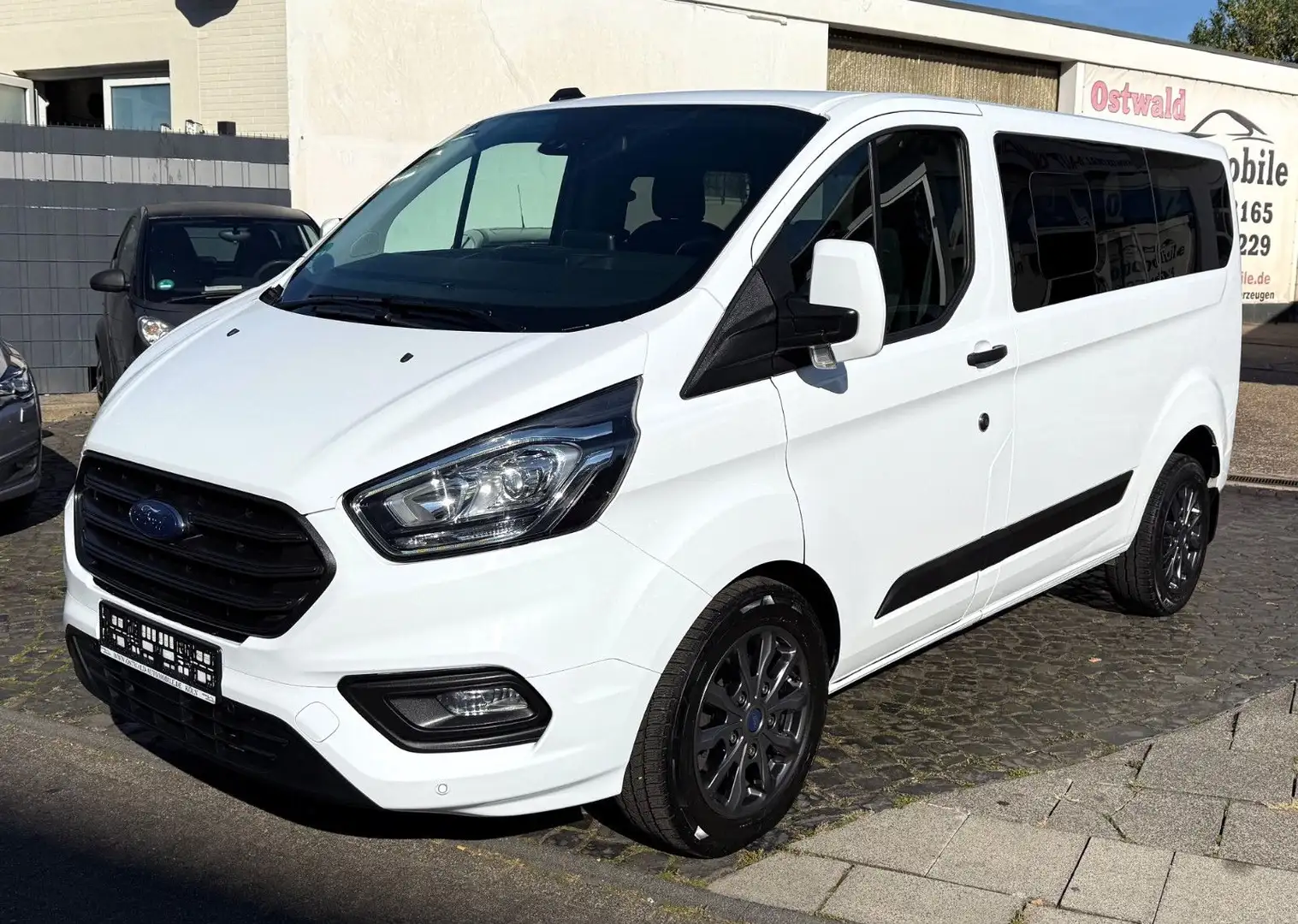 Ford Tourneo Custom Kombi 2.0 TDCi Aut Trend 8 Sitzer Weiß - 1