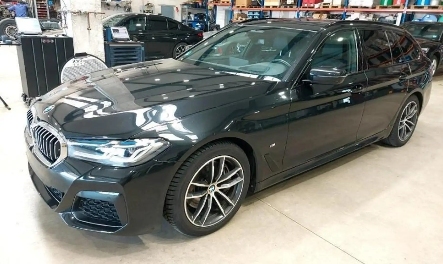 BMW 530 d M Sport *LASER*HuD*AHK*PANO*ACC*360°KAM Noir - 1