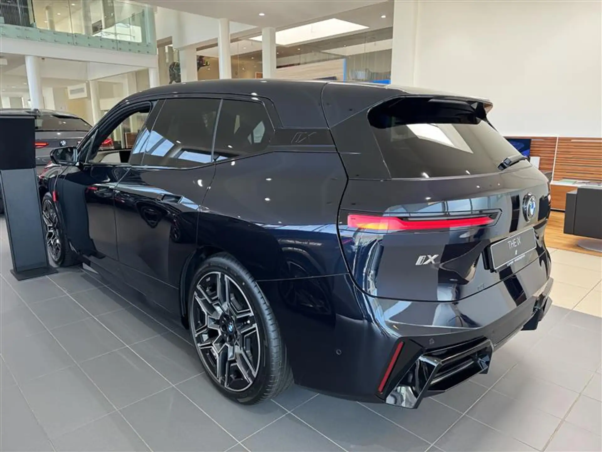 BMW iX xDrive45 2026 블랙 사진 2