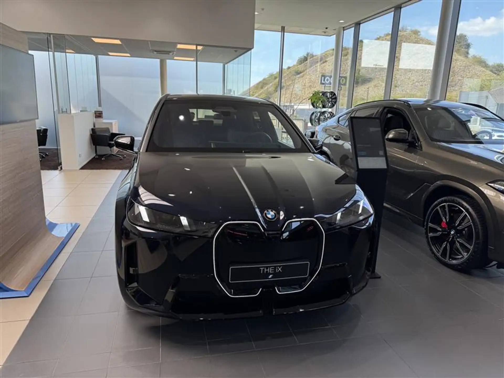 BMW iX xDrive45 2026 블랙 사진 3