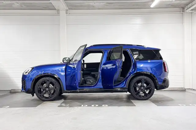 MINI Countryman view 3