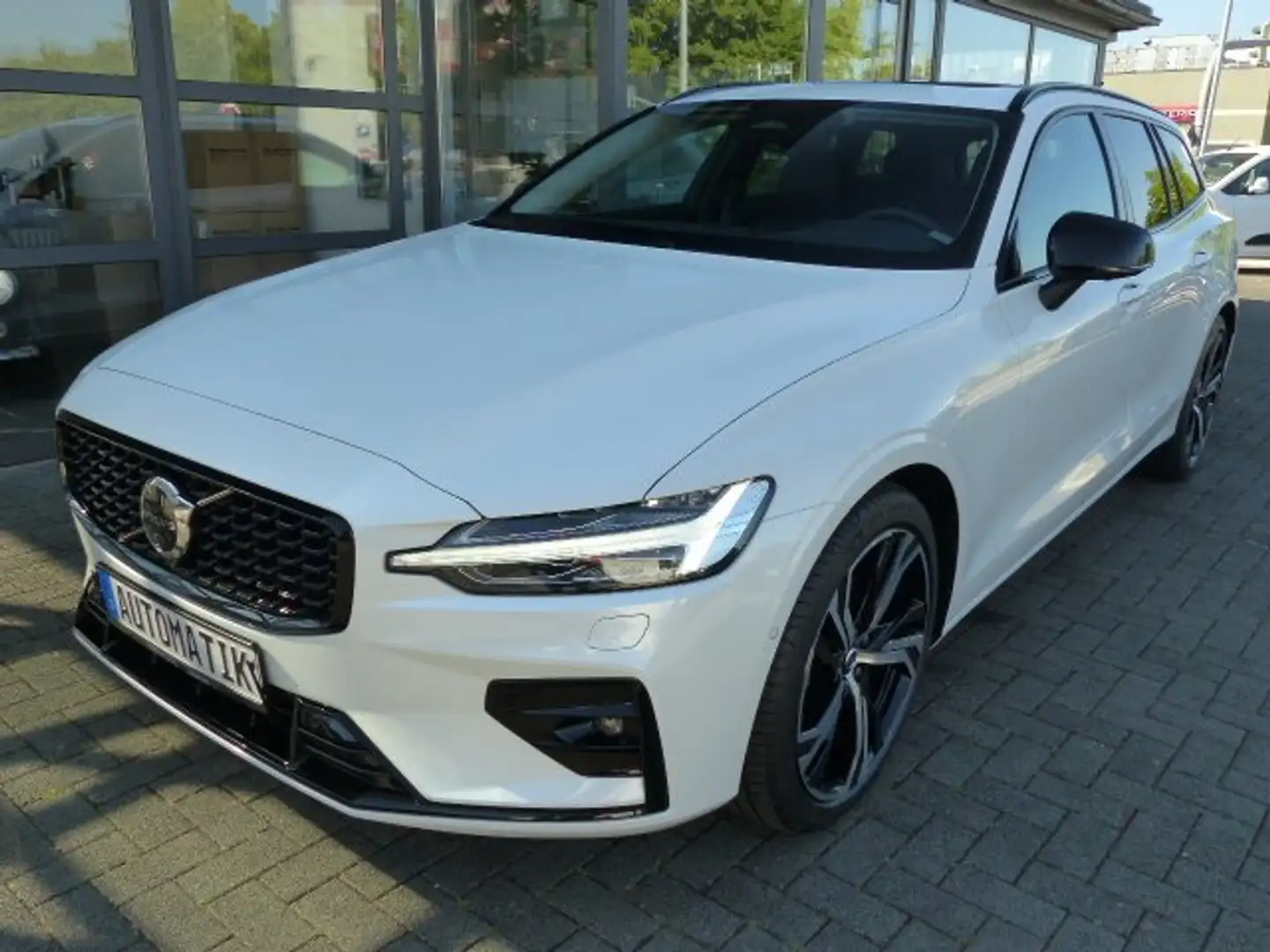 Volvo V60 Plus Dark B4 Aut.EU6d*PANO*AHK*360°CAM*H+K*GOOG Weiß - 1