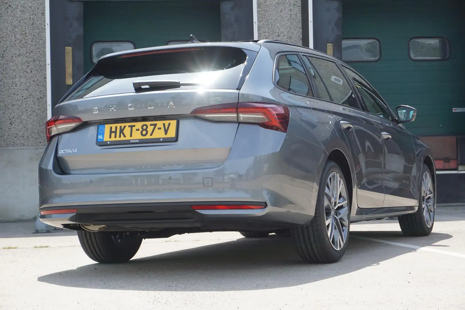Skoda Octavia Combi 1.5 TSI 150pk DSG MHEV Business Edition Plus Grijs - 2