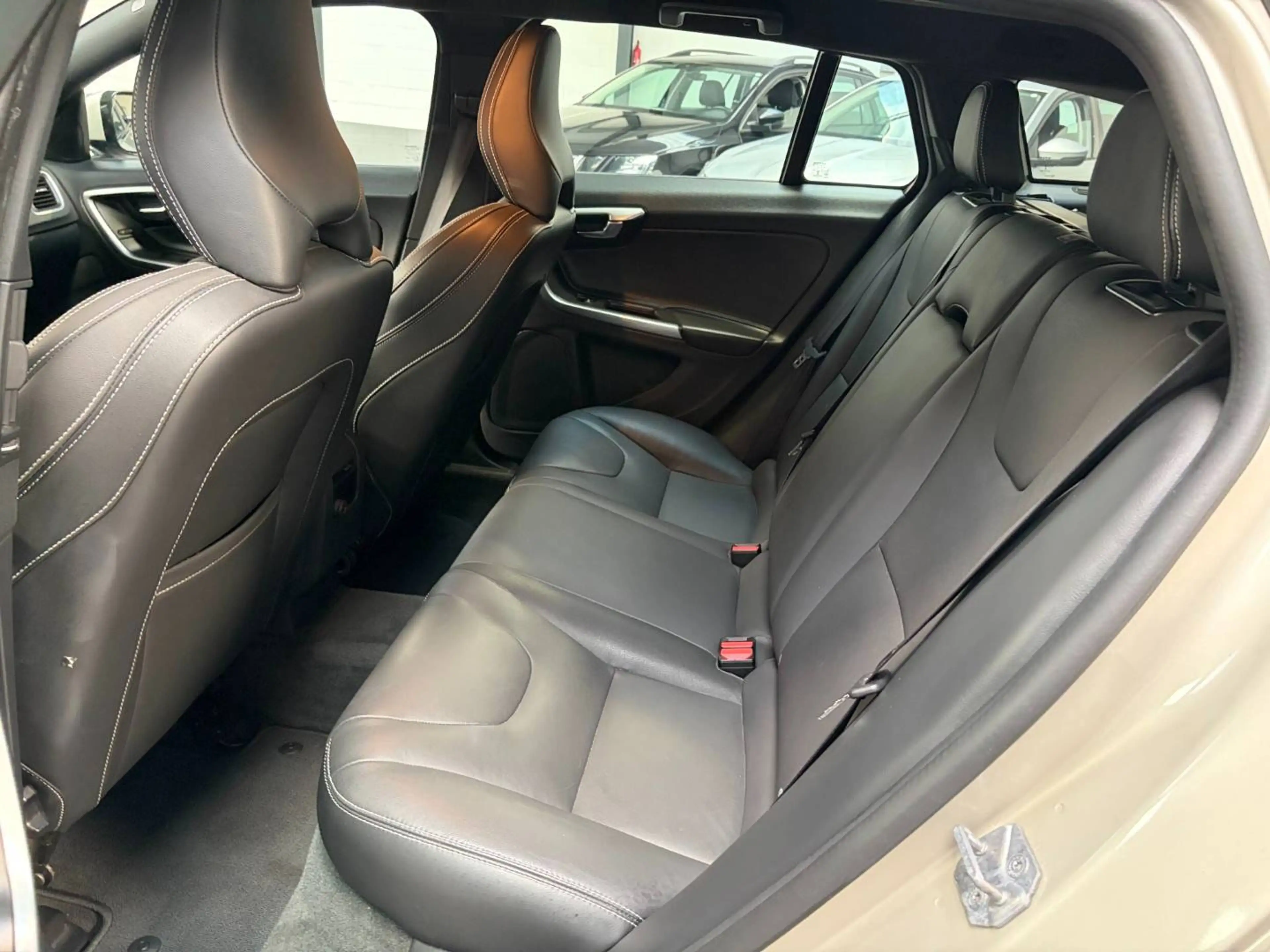 Volvo V60 V60 2.0 D2 Dynamic Edition — photo 13